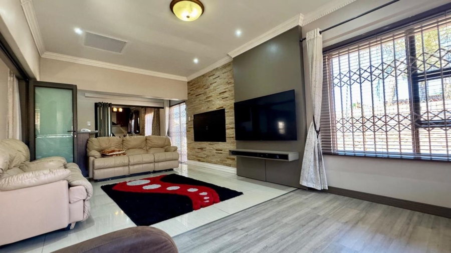 5 Bedroom Property for Sale in Roylglen Gardens Northern Cape